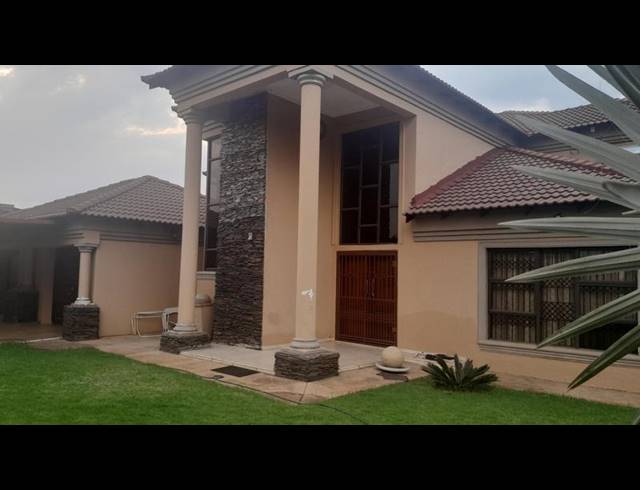 5 BEDROOM HOUSE FOR SALE IN SERALA VIEW